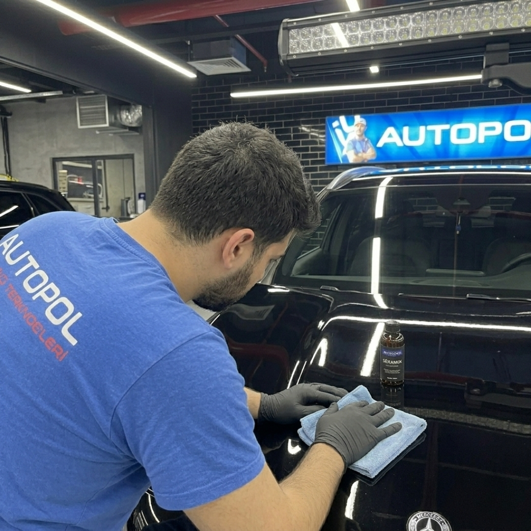 Nasiol seramik kaplama uygulanmış parlak araç yüzeyi